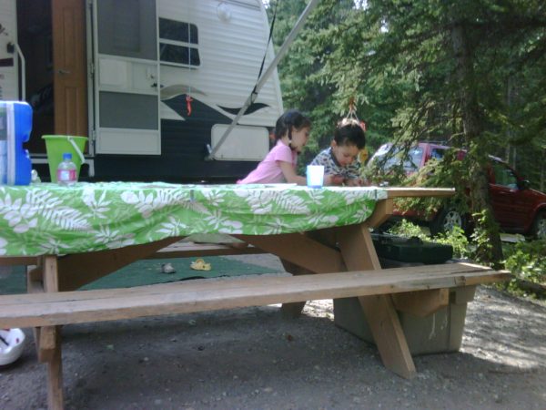 Enfants au terrain de camping du parc provincial Bow Valley