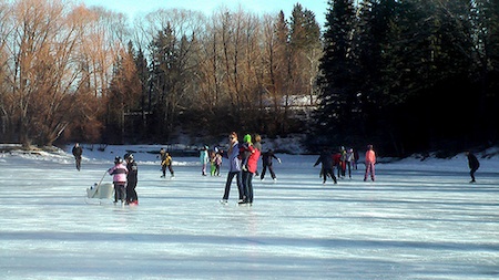 Катание на коньках на открытом воздухе в лагуне Боунесс, Калгари, AB (Family Fun Canada)