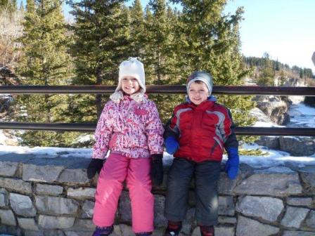 Enfants à Elbow Falls, dans la région de Kananaskis