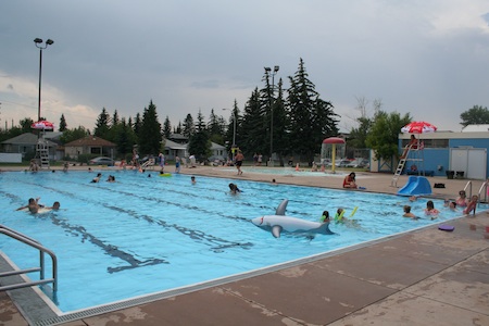 Piscina al aire libre con vista al arco en Calgary AB