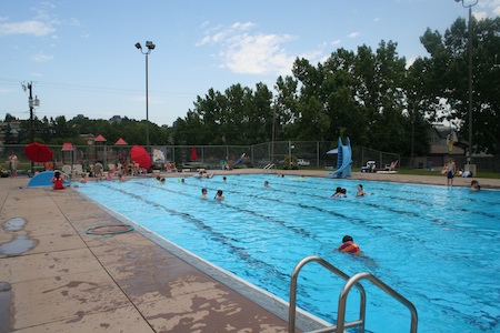 卡爾加里 AB 的 Bowview 游泳池（家庭娛樂卡爾加里）