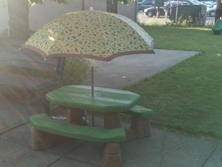 Mesa de picnic en la piscina del sur de Calgary