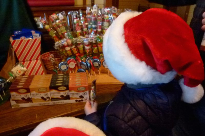 Premier arrêt : choisir une friandise dans la confiserie à l'ancienne.