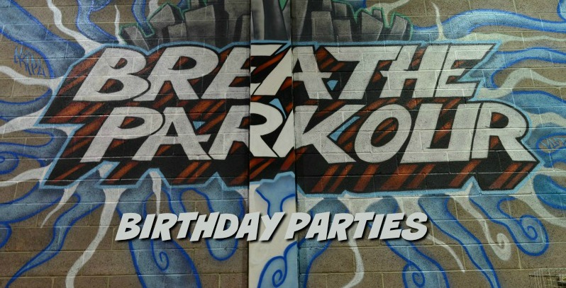 アルバータ州カルガリーのBreatheParkourでの誕生日パーティーでは、子供たちが壁を駆け上がります。 （ファミリーファンカルガリー）