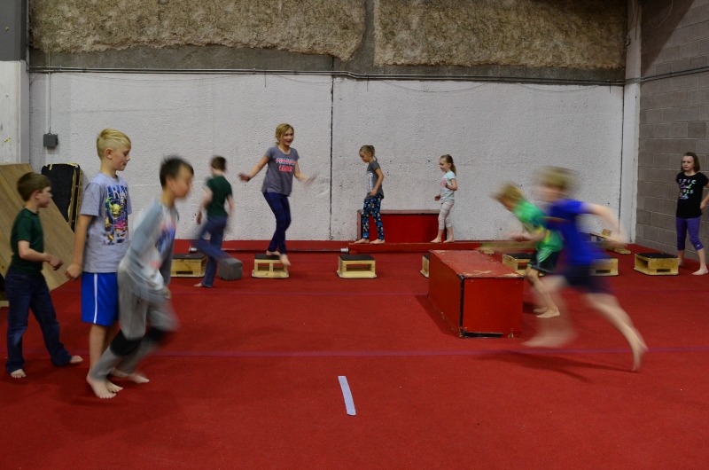 As festas de aniversário no Breathe Parkour em Calgary AB farão as crianças subirem pelas paredes! (Diversão em Família Calgary)