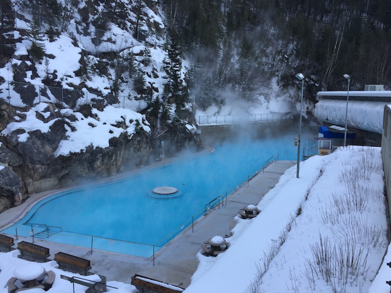 ラジウムホットスプリングス。 長いスキーの一日の後に浸るのに最適な場所で、インヴァーメアの町からわずか15分です。