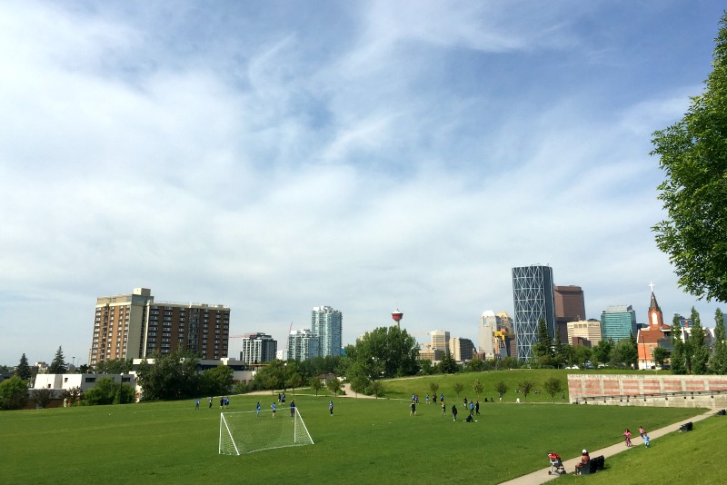 Kostenloser Sommerspaß: 6 unverzichtbare Spielplätze in Calgary (Family Fun Calgary)