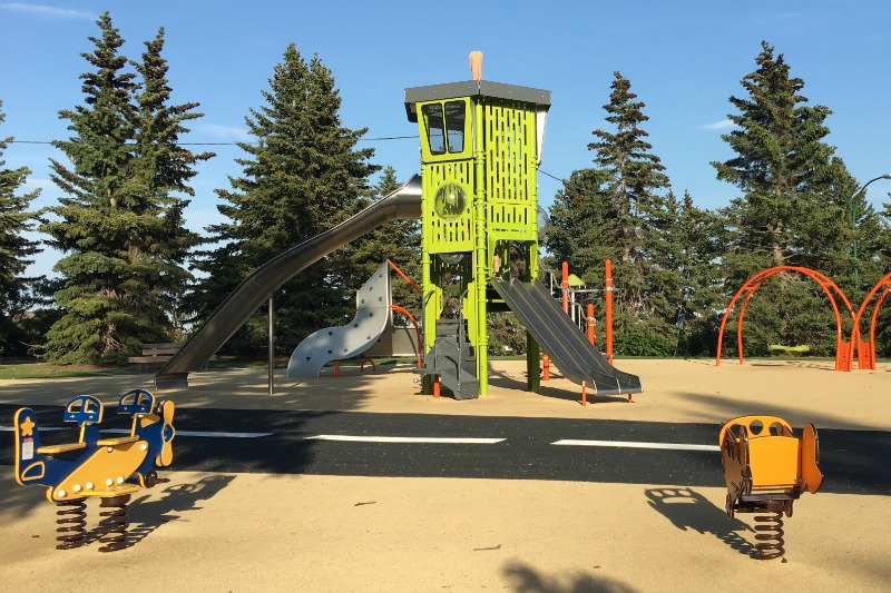 Diversão de verão gratuita: 6 playgrounds imperdíveis em Calgary (Family Fun Calgary)