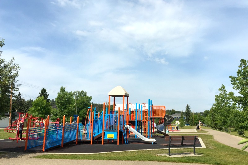 Diversão de verão gratuita: 6 playgrounds imperdíveis em Calgary (Family Fun Calgary)