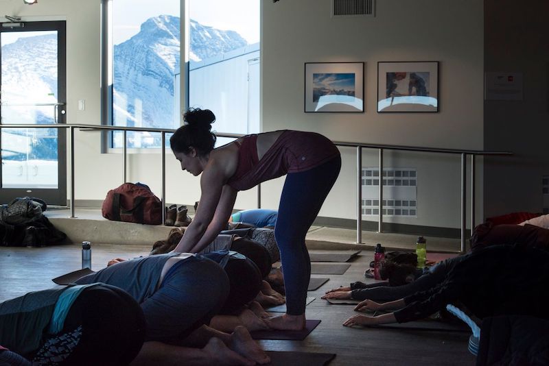 Yoga en la cumbre del teleférico de Banff