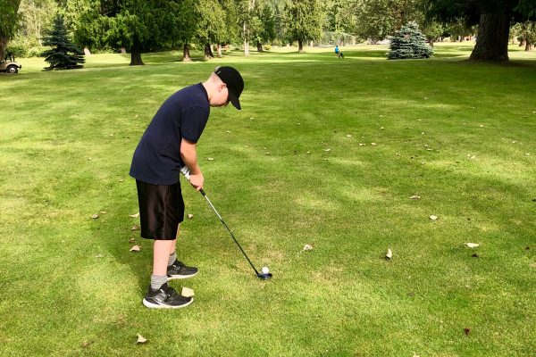 Levi Kids joga golfe (diversão em família Calgary)