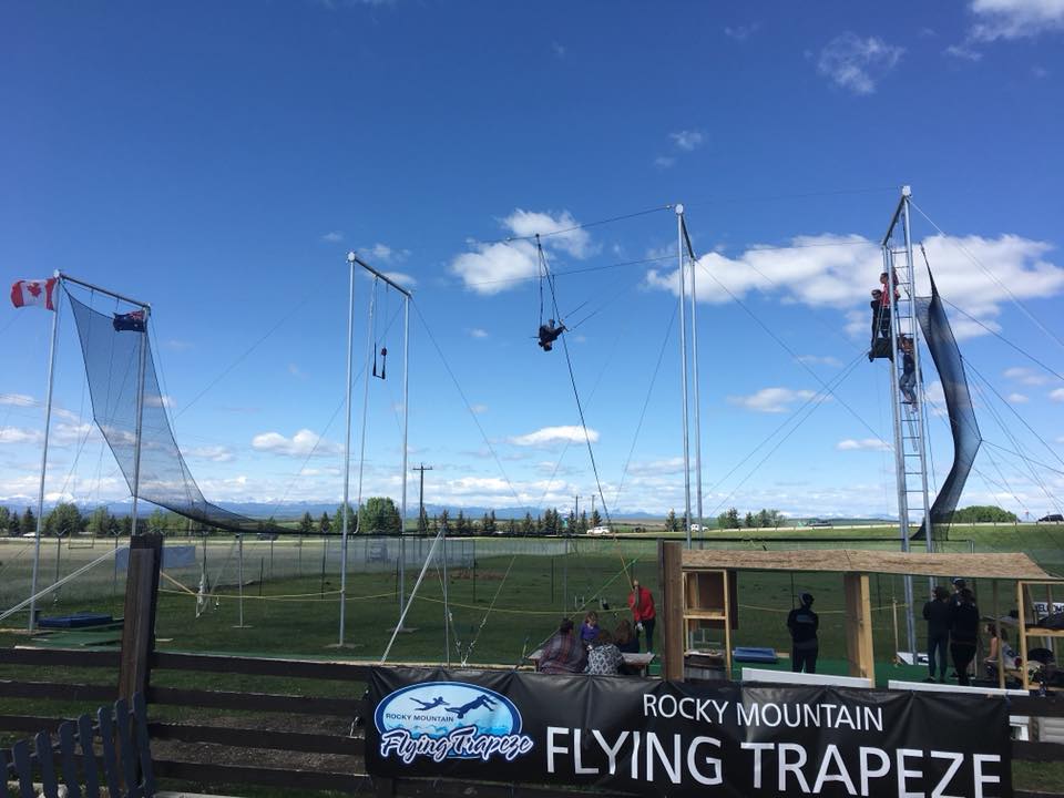 Trapecio volador de las Montañas Rocosas (Diversión familiar en Calgary)