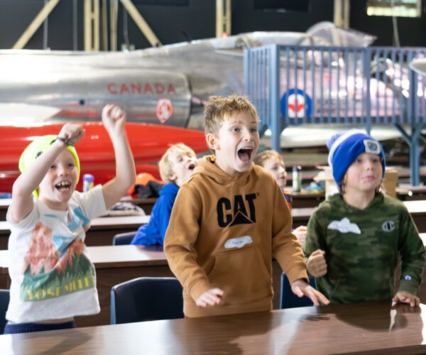 Escola de vôo do acampamento de verão do Museu da Aviação de Alberta