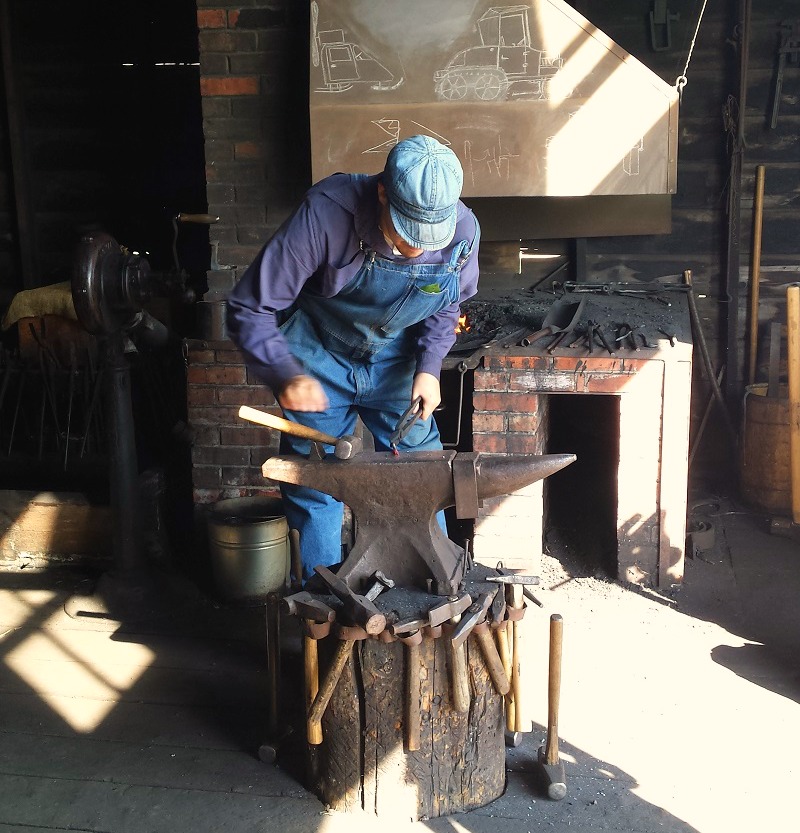 Un herrero trabajando en la aldea del patrimonio cultural ucraniano