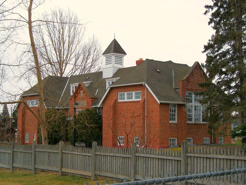 Stony Plain's Brick School House no Multicultural Heritage Center Grounds