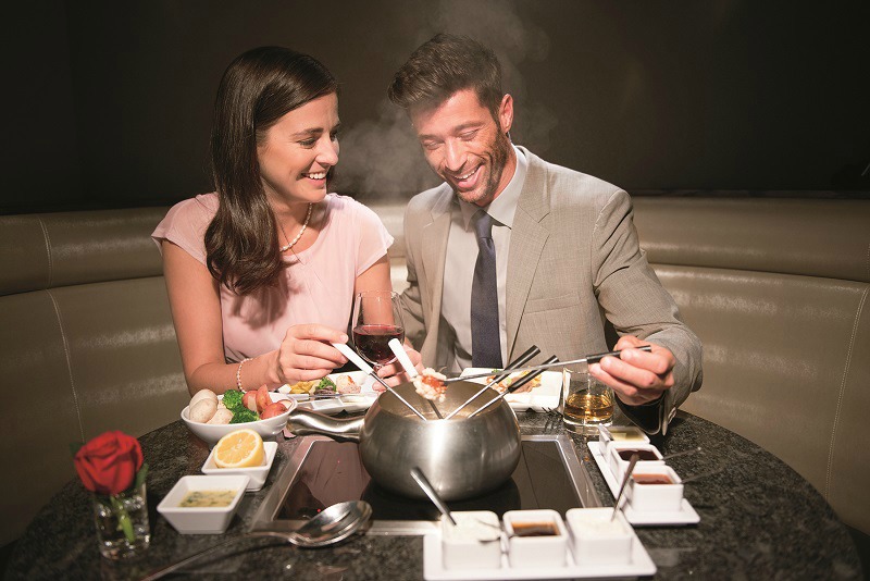 Savourez chaque instant avec l'entrée romantique au Melting Pot. Le crédit et le droit d'auteur appartiennent à The Melting Pot