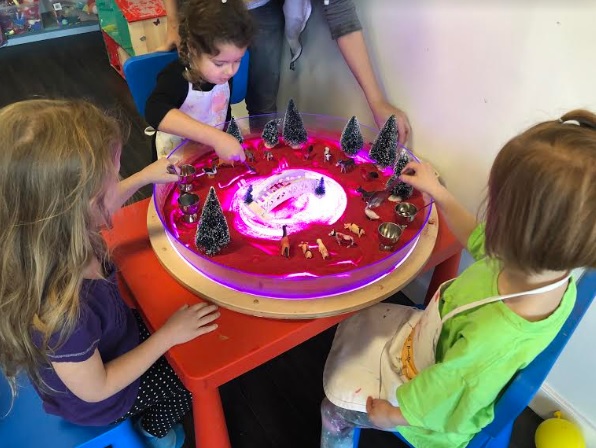 Peinture de ciseaux de papier de fête d'anniversaire
