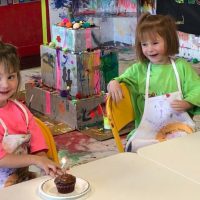 Peinture de ciseaux de papier de fête d'anniversaire