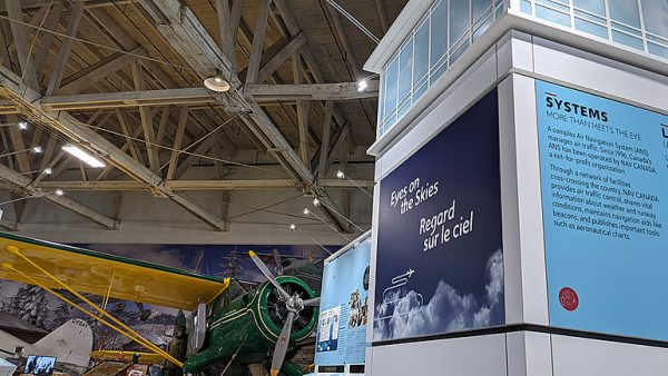 空に目を向ける展示アルバータ航空博物館