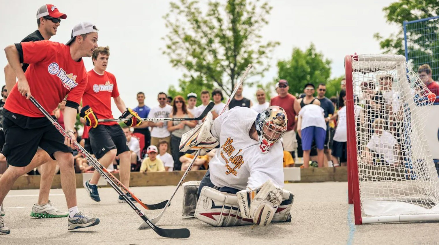 Spielen Sie auf dem Straßenhockeyturnier