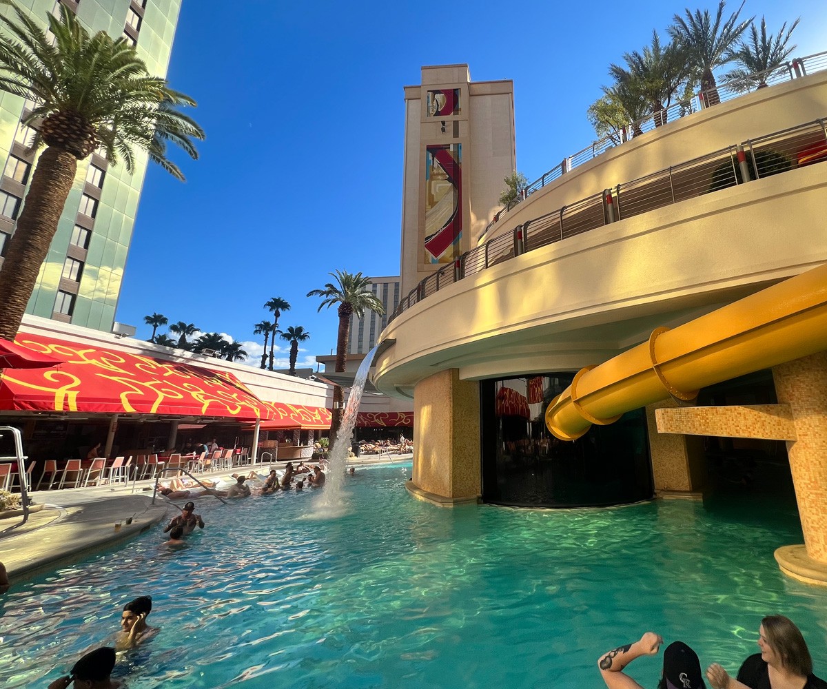 Vegas with Kids - The Tank pool Golden Nugget