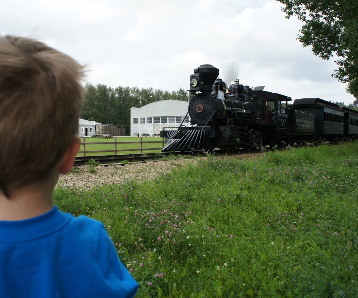 Поезд в парке Форт-Эдмонтон