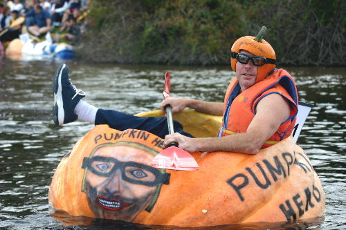 Kürbiskopf bei der Winsdor Pumpkin Regatta in Nova Scotia