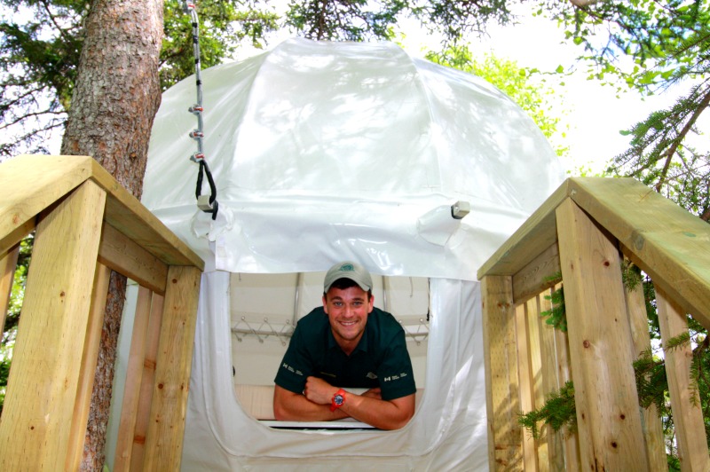 Parcs Canada Cocoon Tree Bed Parcs Canada présente The Cocoon Tree Bed : une bulle de camping confortable suspendue dans les arbres au-dessus de la plage d'Ingonish, sur l'île du Cap-Breton