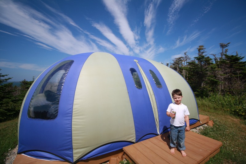 Camping bulle de luxe à La Salicorne aux Îles-de-la-Madeleine, par Helen Earley