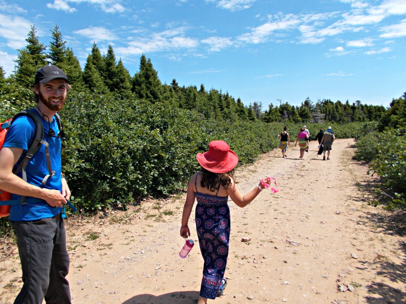 Una caminata por el bosque en La Salicorne en las Islas Magdalen, por Helen Earley