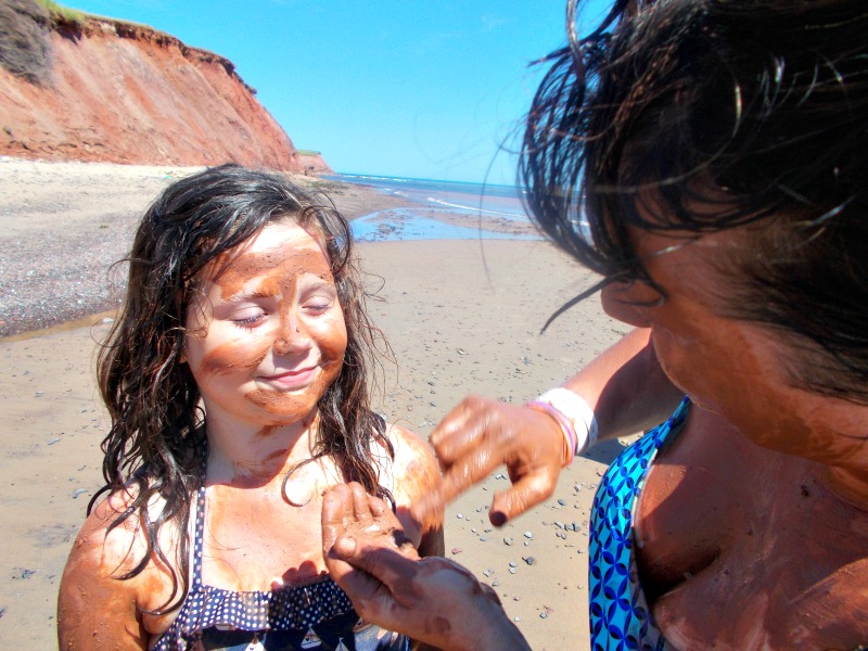 Bain de boue à La Salicorne aux Îles-de-la-Madeleine, par Helen Earley