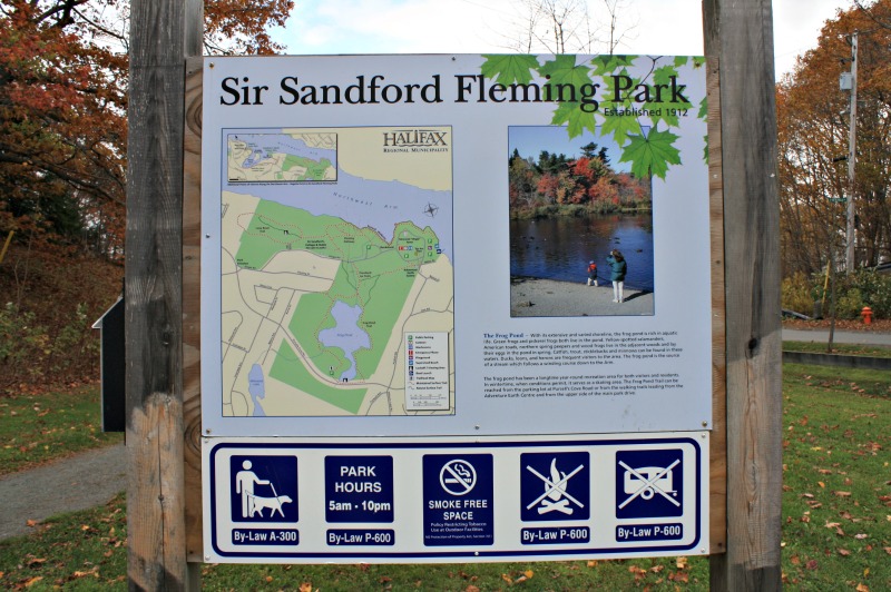 Dingle Playground Sir Sanford Fleming Park 표지판은 시간, 개 규칙을 보여줍니다.