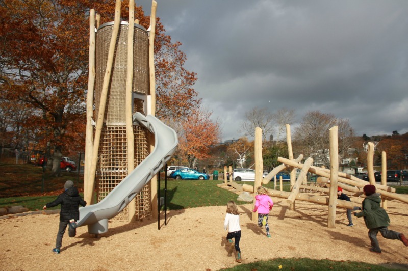 Erste Kinder auf dem Earthscape Dingle Playground, Sir Sanford Fleming Park, Halifax, Nova Scotia, 11. November 2016