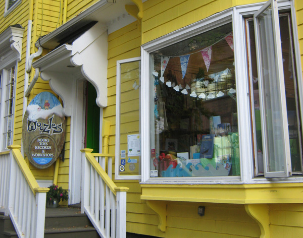 Woozles Halifax es la librería más antigua de Canadá, con muchos lugares para leer y jugar