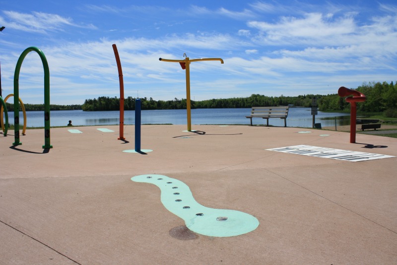 Sackville Kinsmen Splash Pad e Playground no First Lake, Lower Sackville, foto de Mike Barker