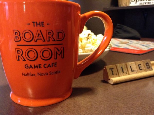 Scrabble multigeneracional en el Board Room Game Cafe en Halifax por Helen Earley