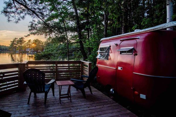 The Old Ten Spot پر ایک سرخ بولر ایک منفرد Nova Scotia Air BnB