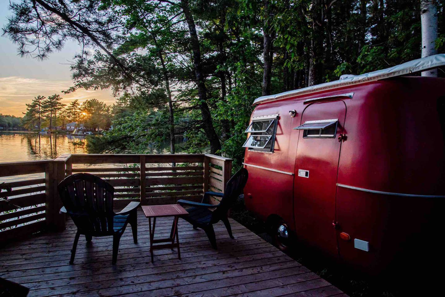 Un boler rouge à The Old Ten Spot, un Air BnB unique en Nouvelle-Écosse