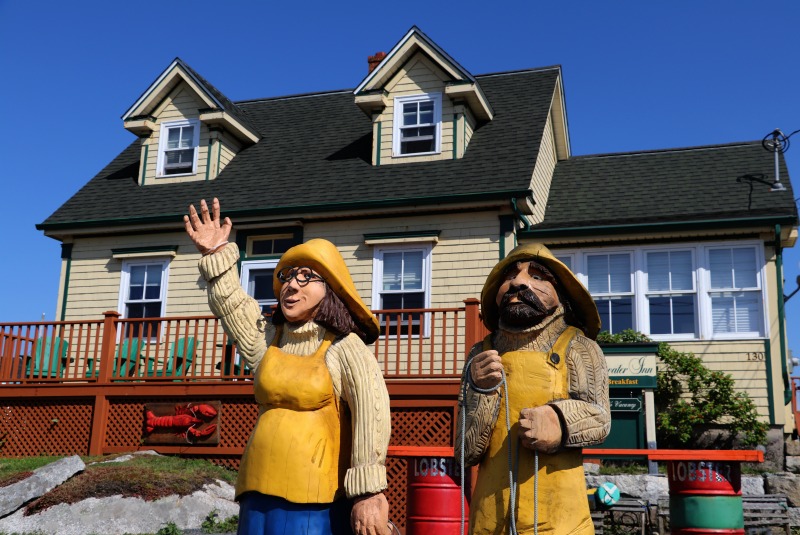 M. et Mme Shorty à l'extérieur du Breakwater Inn Peggys Cove photo par Helen Earley