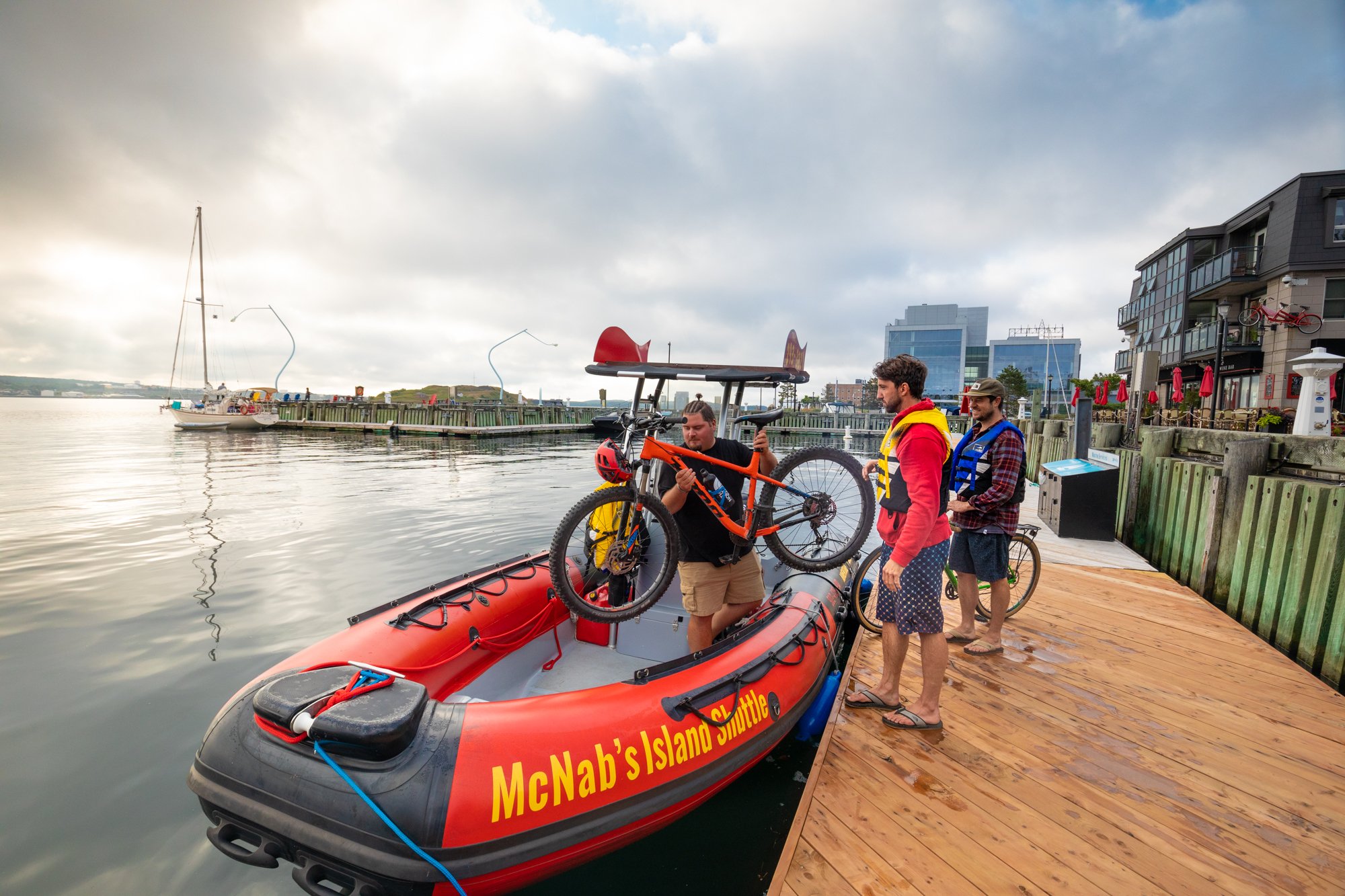 A for Adventure Halifax Travel Influencer steigen mit Captain Dave von North West Arm Tours in ein RHIB