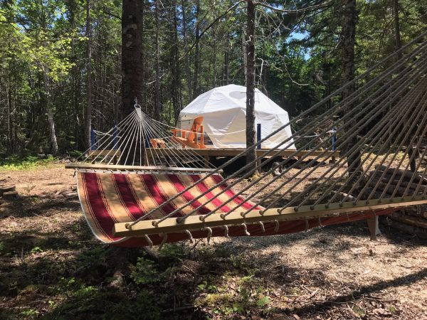 Cúpula geodésica para acampar en Nueva Escocia