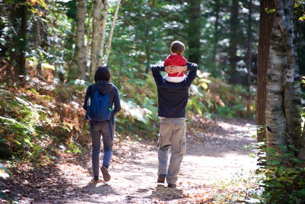 家族でのハイキング、アローヘッド、2015年秋。写真家：Evan Holt
