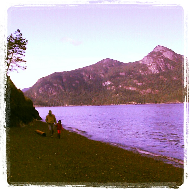 爸爸和海倫在海灘 Porteau Cove