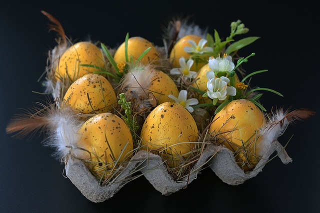 Búsqueda de huevos de Pascua para abuelos y familiares