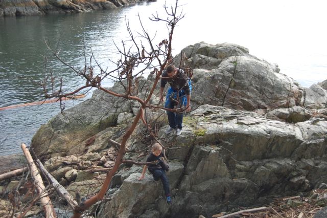 Lighthouse Park en West Vancouver-Escalando las rocas