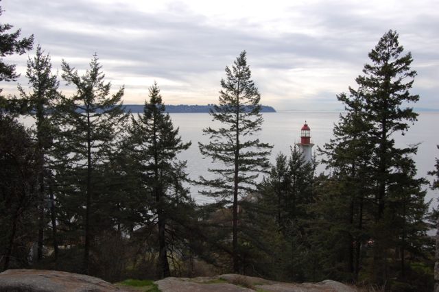 西温哥华的灯塔公园-灯塔、英吉利湾和 UBC 的景色