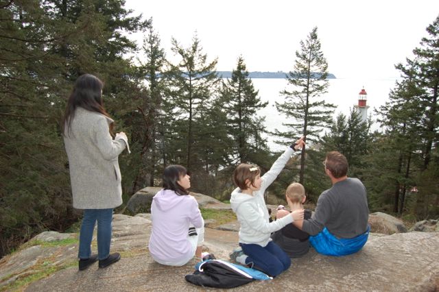 Lighthouse Park em West Vancouver-Parando para apreciar a vista