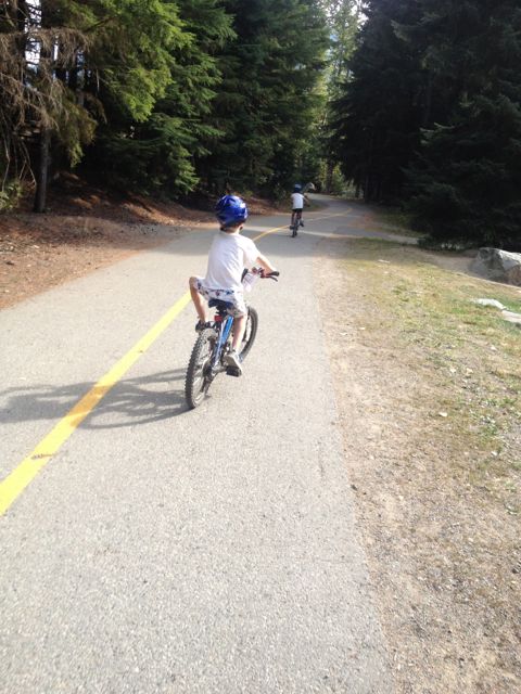 Andar en bicicleta en Whistler por un sendero pavimentado