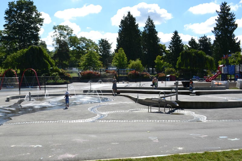 Beste Spielplatz-Wasserpark-Kombinationen: Confederation Park in Burnaby