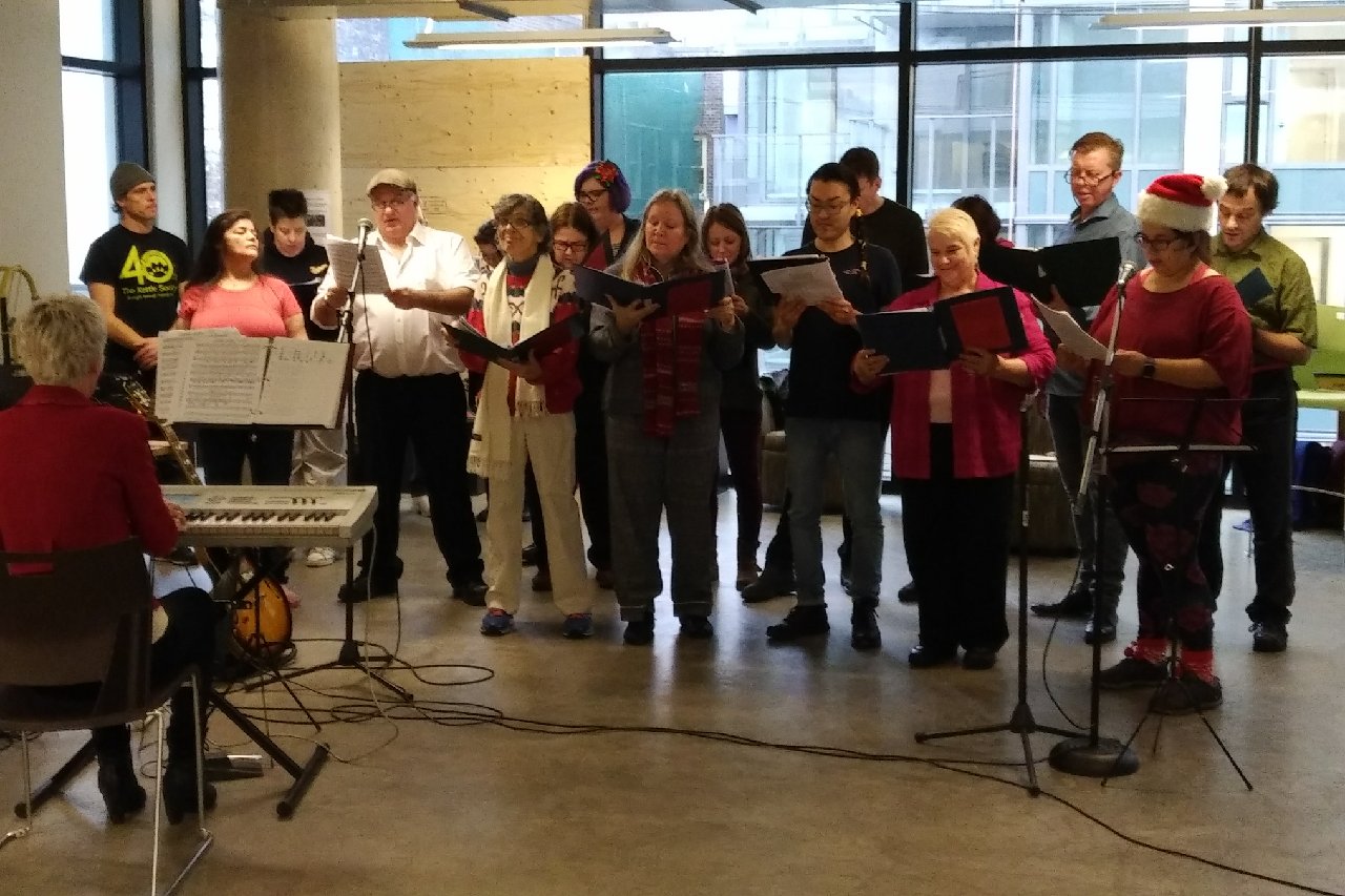 Des chanteurs face à l'adversité répandent la joie des Fêtes